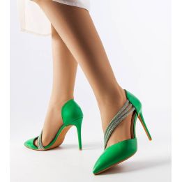 Žali aukštakulniai, dekoruoti Abbotsfordo kalnų krištolais