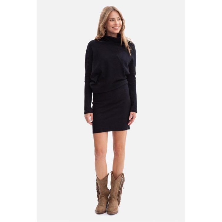 Juoda moteriška suknelė ilgomis rankovėmis