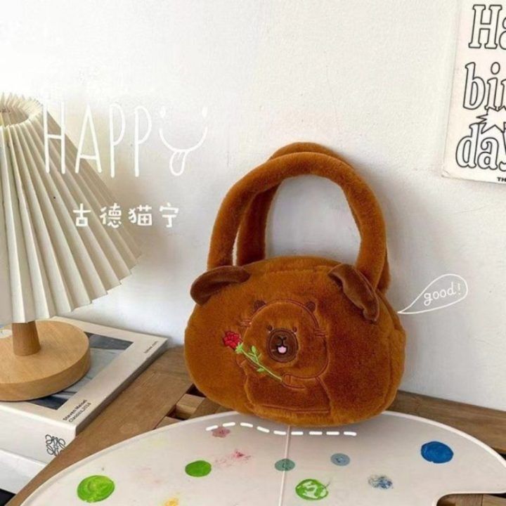 Pliušinė kapibaros rankinė su rože, ruda, 20 cm