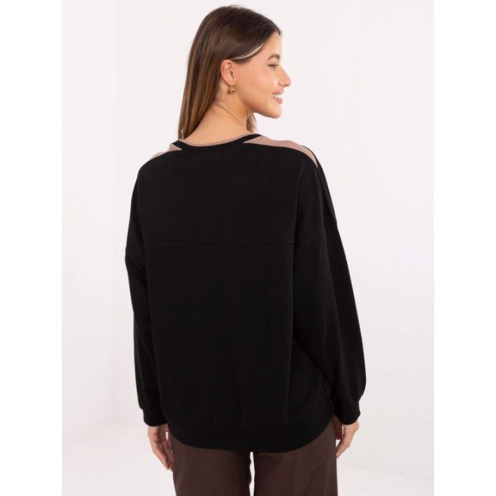 Juodas džemperis su užrašu