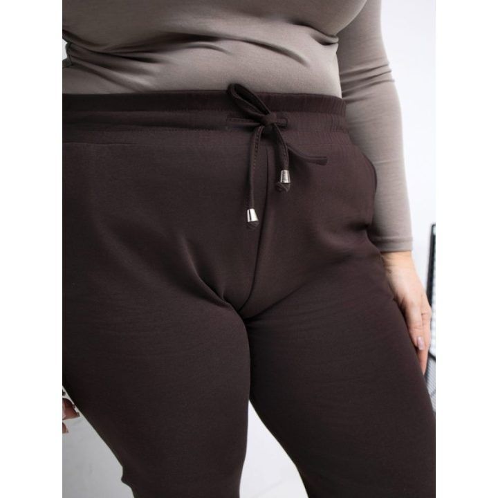 Sportinės kelnės moterims plus size tamsiai rudos spalvos