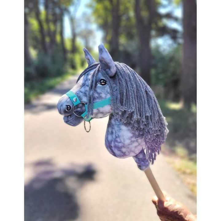 Hobby Horse lazdelinis arkliukas dapple grey su pilka karčiais Premium A4