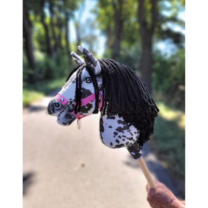 Hobby Horse lazdelinis arkliukas leopardinis su juoda karčiene A4