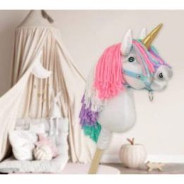 Hobby Horse vienaragis ant lazdos su spalvota karčiene ir auksiniu ragu A4