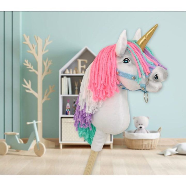 Hobby Horse vienaragis ant lazdos su spalvota karčiene ir auksiniu ragu A4
