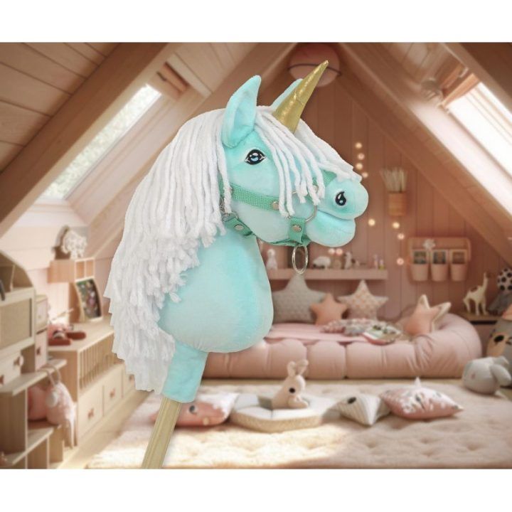 Vienaragis Hobby Horse su lazda mėtų spalvos su balta karčiais ir auksiniu ragu