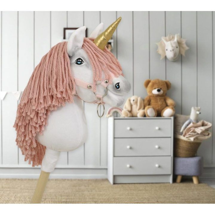 Vienaragis ant lazdos Hobby Horse su rožine karčiene ir auksiniu ragu