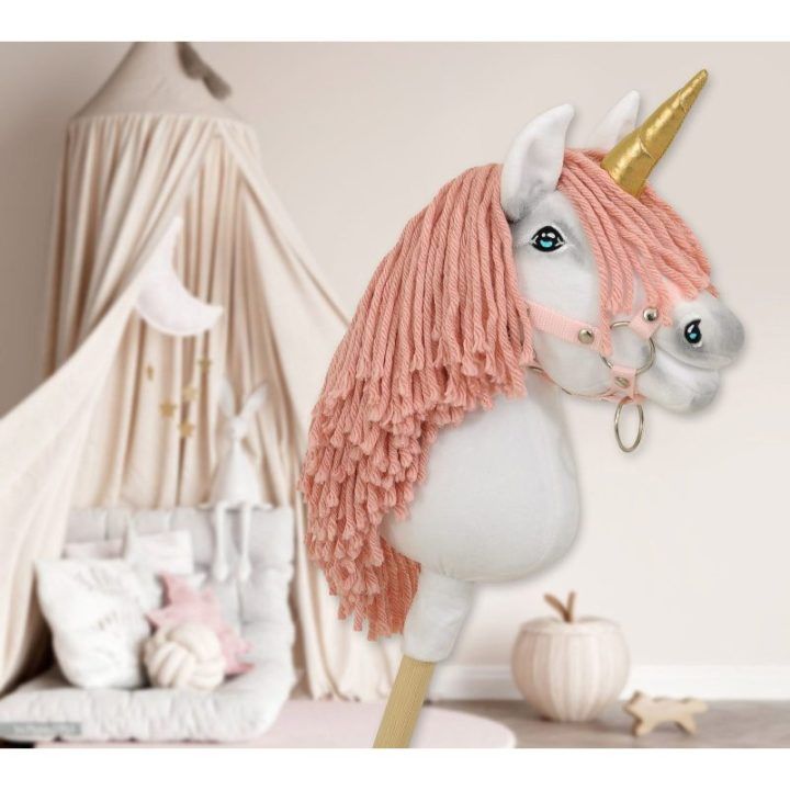 Vienaragis ant lazdos Hobby Horse su rožine karčiene ir auksiniu ragu