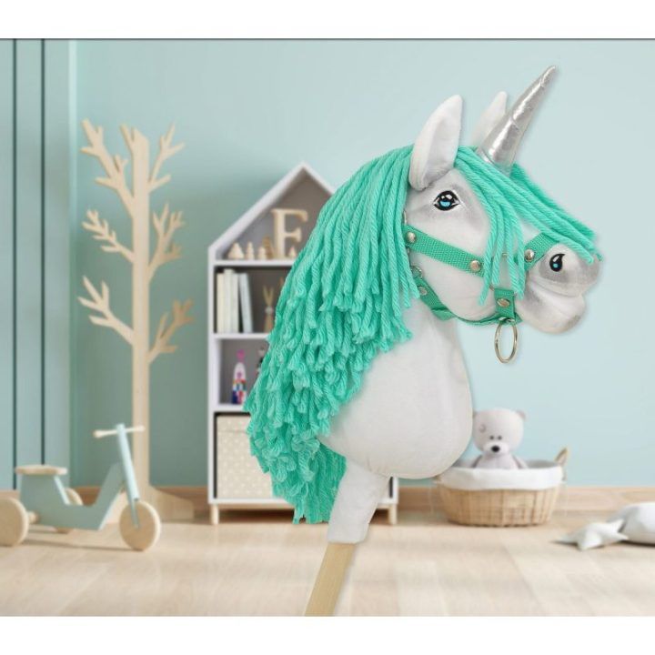 Hobby Horse vienaragis su lazda balta spalva su mėtų karčiais ir sidabriniu ragu