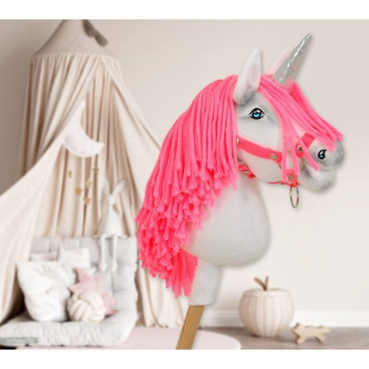Vienaragis Hobby Horse lazdoje su neonine rožine karčiene ir sidabriniu ragu