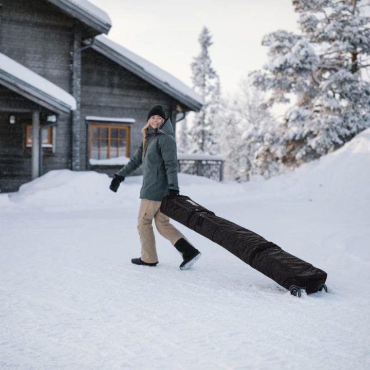 Juodas riedantis snieglenčių krepšys iki 165 cm