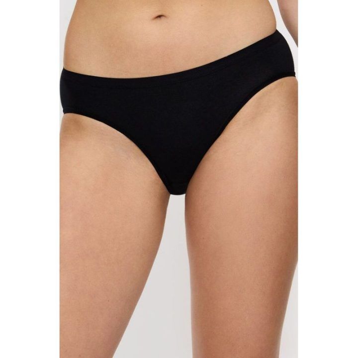 Juodos stringai Triumph