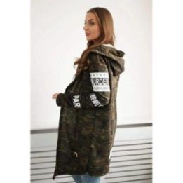 Moteriška ilga camo narzutka su gobtuvu ir užrašais