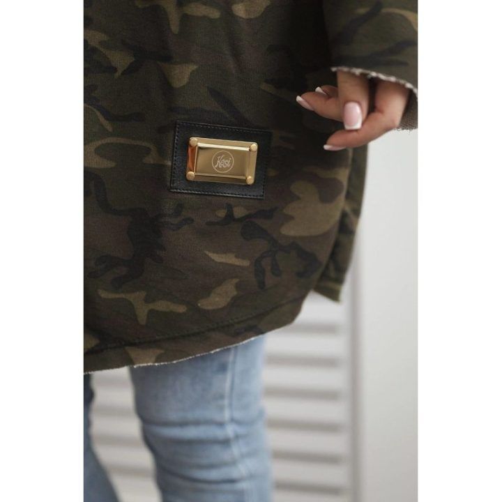 Moteriška ilga camo narzutka su gobtuvu ir užrašais