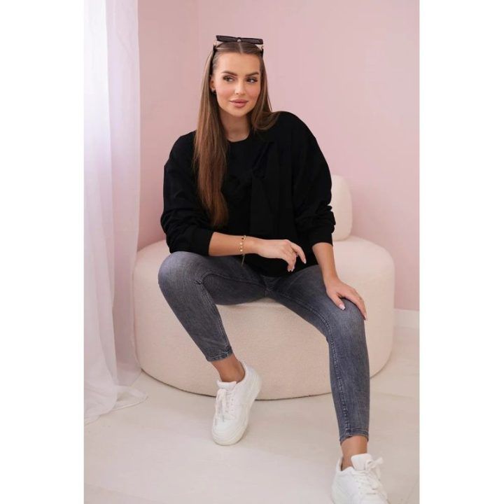 Moteriška juoda palaidinė su kaspinu