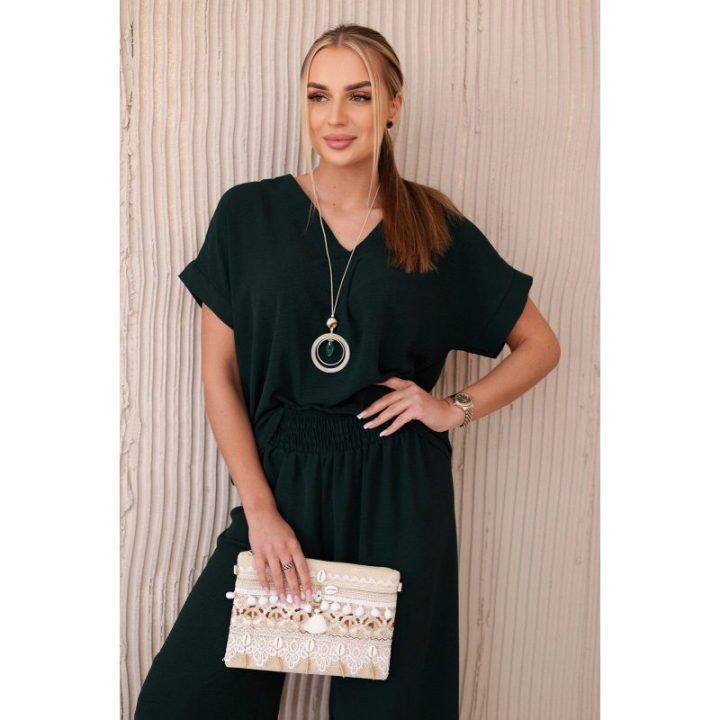 Žalias komplektas su vėriniu: palaidinė ir kelnės