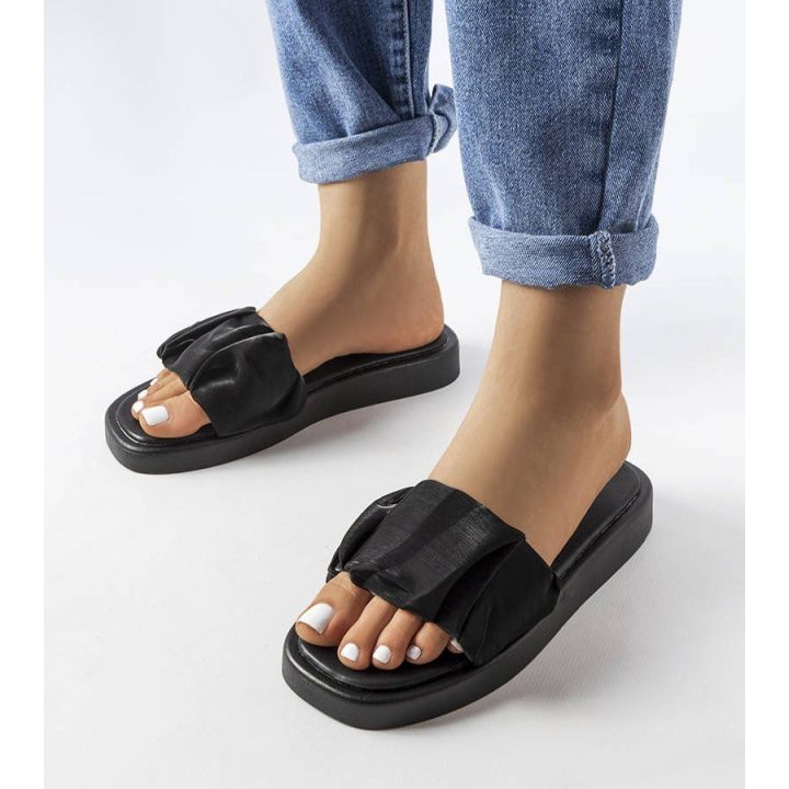 Juodos spalvos šlepetės, dekoruotos Boulevard raukšle