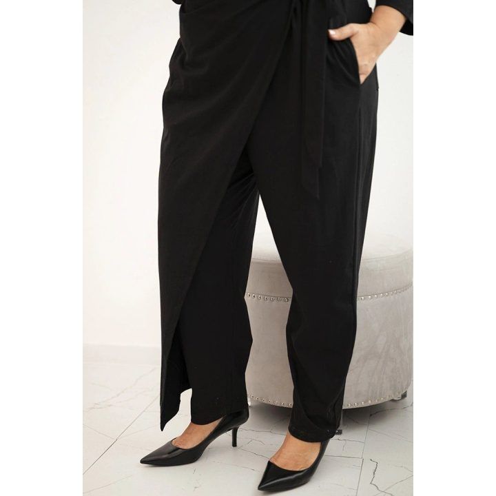Moteriškas Plus Size juodas medvilninis kombinezonas su diržu ties juosmeniu ir 3/4 rankovėmis