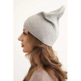 Moteriška rumbuota kepurė su dekoratyvine sagute, pilkos spalvos