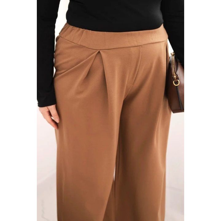Moteriškos Plus Size kelnės plačiomis klešnėmis ir klostėmis, kapučino spalvos