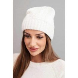Moteriška žieminė kepurė beanie su dekoratyviniu pynimu, balta
