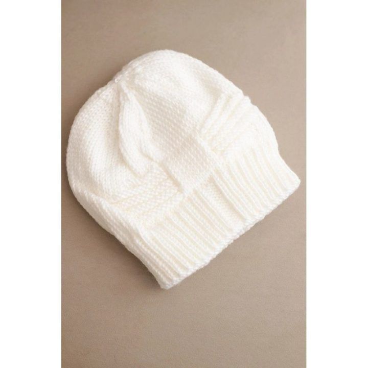 Moteriška žieminė kepurė beanie su dekoratyviniu pynimu, balta