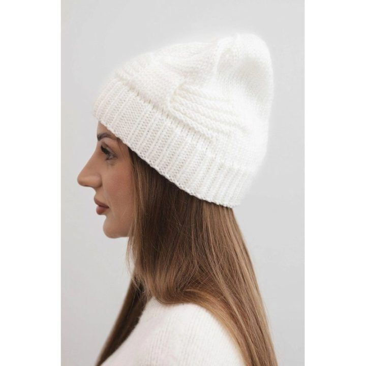 Moteriška žieminė kepurė beanie su dekoratyviniu pynimu, balta