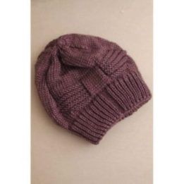 Moteriška žieminė kepurė beanie su dekoratyviniu pynimu, tamsiai violetinė