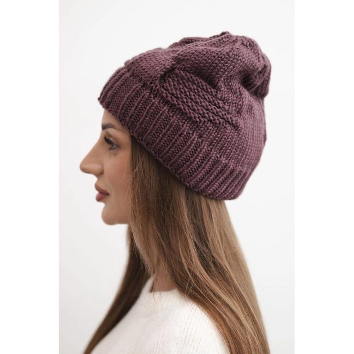 Moteriška žieminė kepurė beanie su dekoratyviniu pynimu, tamsiai violetinė
