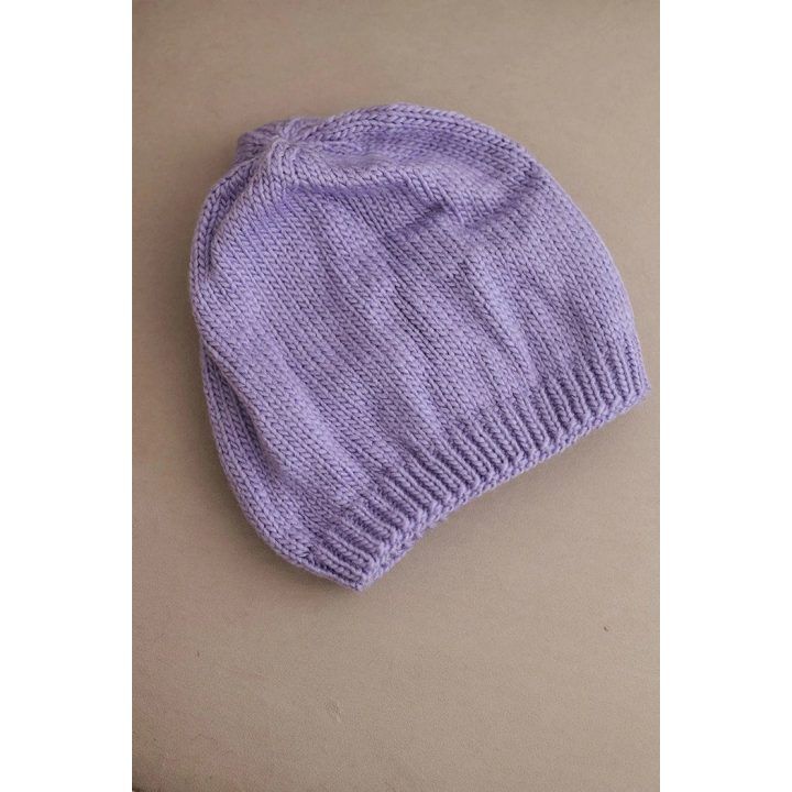 Moteriška žieminė kepurė su ausytėmis ir rumbuotu mezgimu, violetinės spalvos