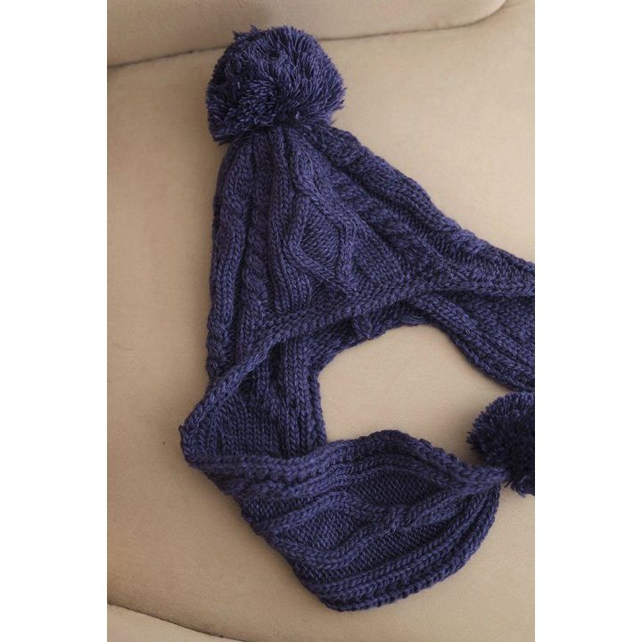 Moteriška žieminė kepurė su bumbulais ir pailgintomis šoninėmis dalimis, violetinės spalvos