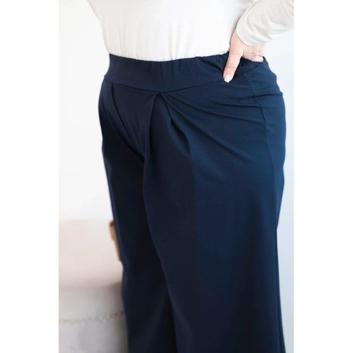 Moteriškos Plus Size kelnės plačiomis klešnėmis ir klostėmis, tamsiai mėlynos spalvos