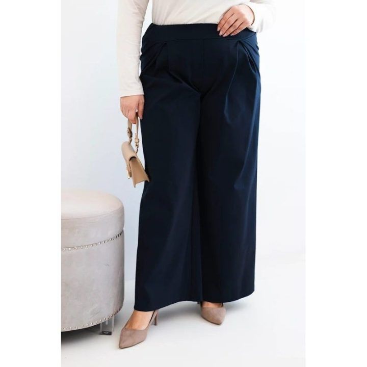 Moteriškos Plus Size kelnės plačiomis klešnėmis ir klostėmis, tamsiai mėlynos spalvos