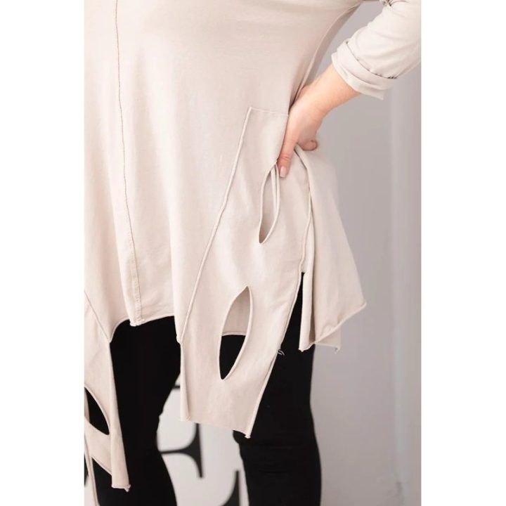 Moteriška Plus Size smėlio spalvos palaidinė su asimetriniu apačios kirpimu ir iškirpimais