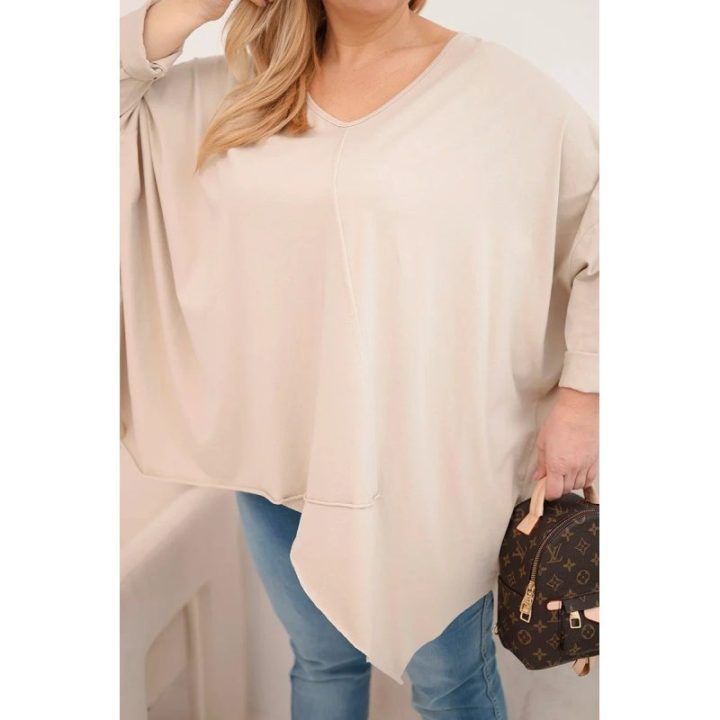 Moteriška Plus Size smėlio spalvos palaidinė su asimetriniu apačios kraštu ir V formos iškirpte