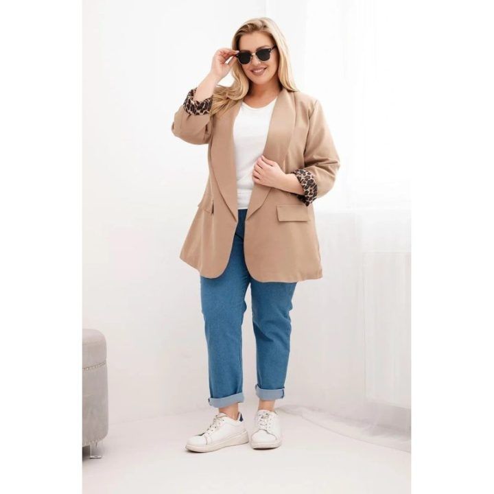Moteriškas Plus Size švarkas su leopardo rašto pamušalu, kapučino spalvos