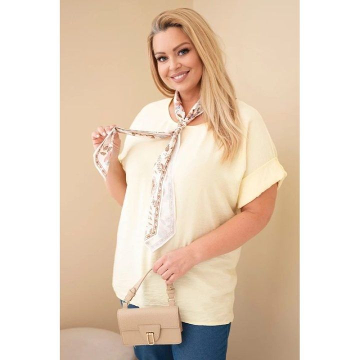 Moteriška Plus Size viskozinė palaidinė su dekoratyvine skarele, geltonos spalvos