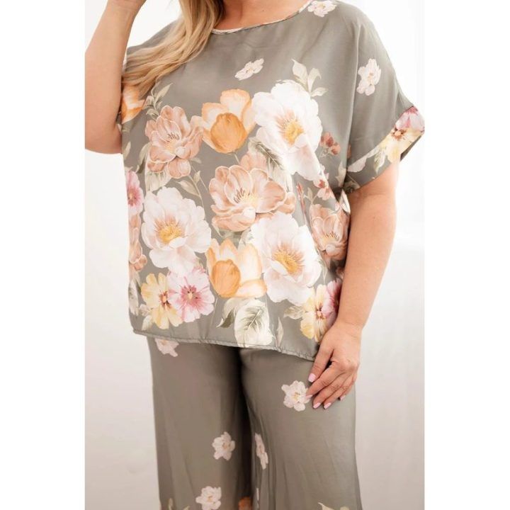 Moteriškas Plus Size komplektas su gėlėta palaidine ir plačiomis kelnėmis, chaki spalvos