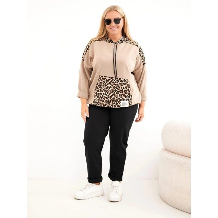 Moteriškas Plus Size džemperis su gobtuvu ir leopardo rašto detalėmis, kapučino spalvos