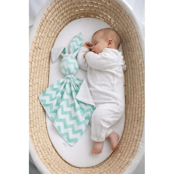 Kūdikio minkštas žaislas-kokonas DOUDOU „Mint chevron – balta“