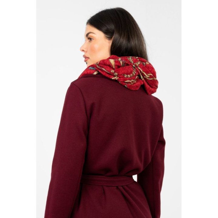 Raudona moteriška skara su grandinių raštu