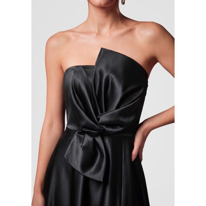 Moteriška juoda maksi suknelė su asimetrine iškirpte ir skilimu