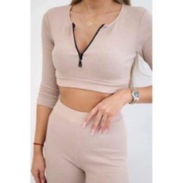 Moteriškas komplektas su rumbuotu crop top ir tamprėmis, šviesiai smėlio spalvos