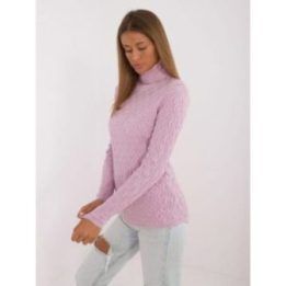 Šviesiai violetinis golfas su reljefiniu raštu