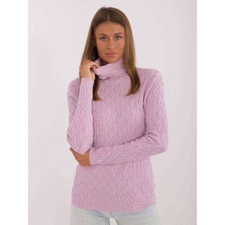 Šviesiai violetinis golfas su reljefiniu raštu