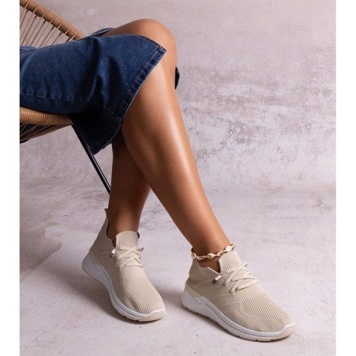 Smėlio spalvos įsispiriami sportbačiai