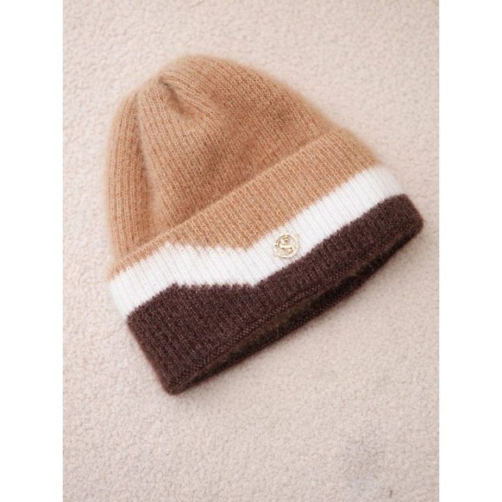 Moteriška rumbuota kepurė beanie su dekoru, rudos spalvos
