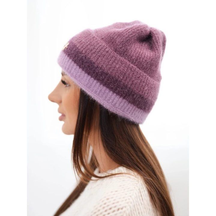 Moteriška rumbuota beanie kepurė su dekoru, tamsiai rožinės ir violetinės spalvos