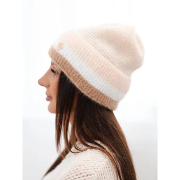 Moteriška beanie kepurė su dekoratyvia detale, kapučino spalvos