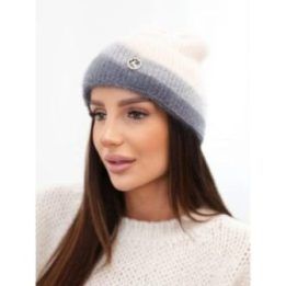Moteriška rumbuota kepurė beanie su dekoracija, pilkos spalvos